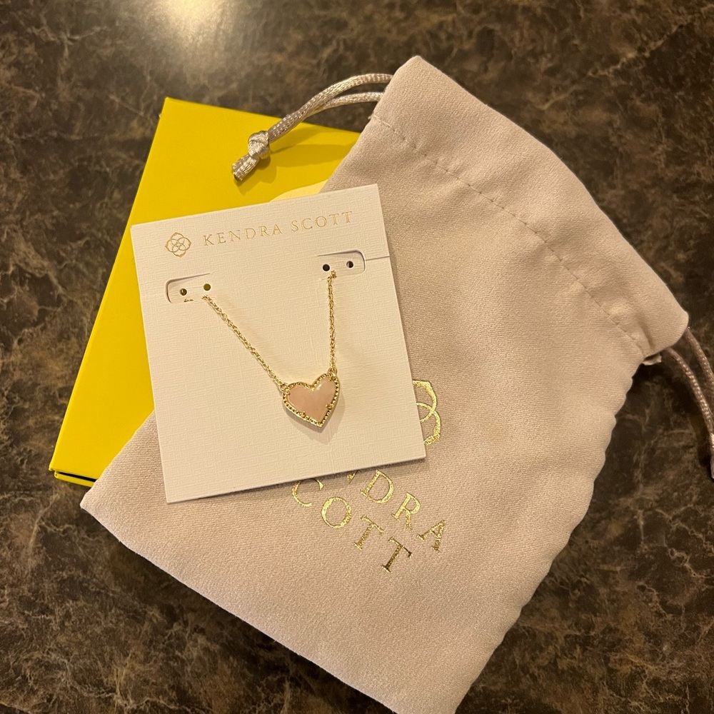 NEW Kendra Scott Ari Gold Pendant Necklace in Rose Quartz